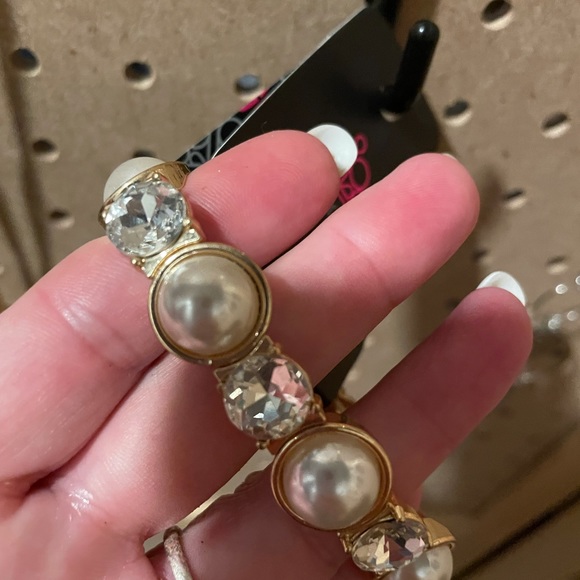 Stretchy gold bracelet with pearls and crystal stones.